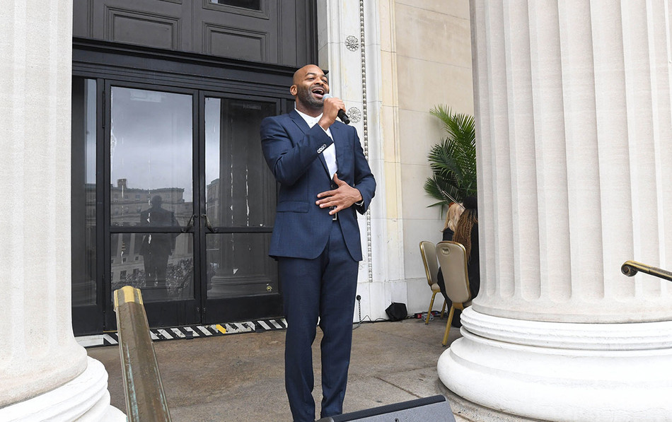 Brandon Victor Dixon performing at Columbia University 2022 commencement